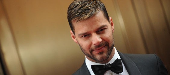 Ricky Martin fà la parodia di “50 sfumature di grigio” in uno spot