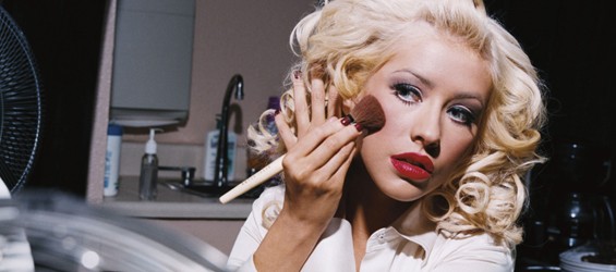 Christina Aguilera col pancione e senza veli per “V Magazine”