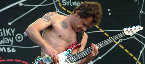 Flea dei RHCP regala il suo debutto da solista