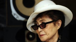 Yoko Ono diventa stilista e si ispira a John Lennon