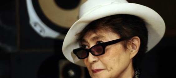 Yoko Ono diventa stilista e si ispira a John Lennon