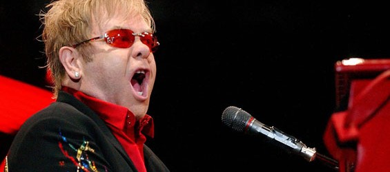 Rubati gli occhiali-simbolo, a cuore, di Elton John… e poi recuperati