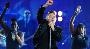 Robbie Williams batte il calcio di inizio dei Mondiali