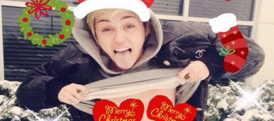 Miley Cyrus contro la censura, mostra il seno