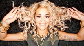 Rita Ora in “50 sfumature di grigio”: la prima foto