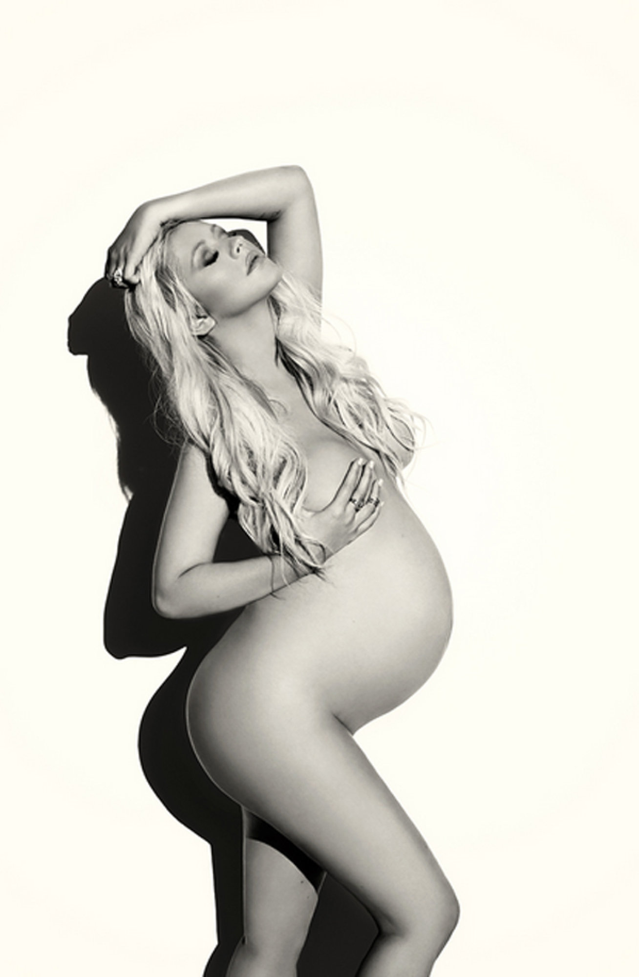 christina-aguilera-nude-pregnant-v-photo-5