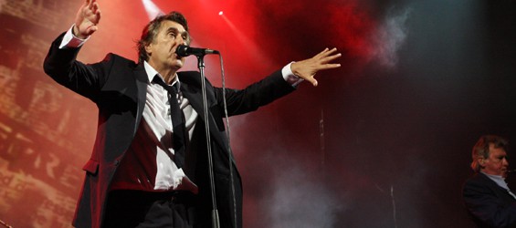 Ritorno agli anni ’80: il video di Bryan Ferry per la cover di “Johnny & Mary”