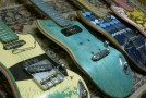 Le chitarre a impatto zero sono fatte di tavole da skateboard riciclate