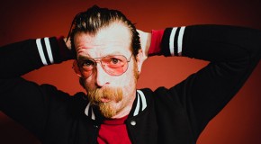 Jesse Hughes (Eagles of Death Metal): “Tutti dovrebbero portare un’arma”