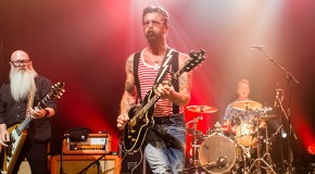 A due anni dal Bataclan, gli Eagles Of Death Metal tornano per un concerto a sorpresa