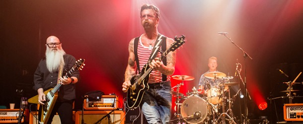 A due anni dal Bataclan, gli Eagles Of Death Metal tornano per un concerto a sorpresa