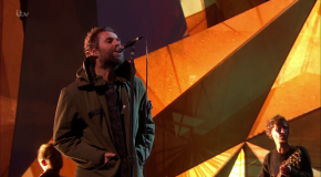 Liam Gallagher omaggia le vittime di Manchester ai Brit Awards – VIDEO