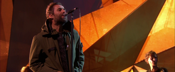 Liam Gallagher omaggia le vittime di Manchester ai Brit Awards – VIDEO
