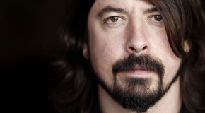 Piccole Grohl crescono: il leader dei Foo Fighters sul palco con le figlie