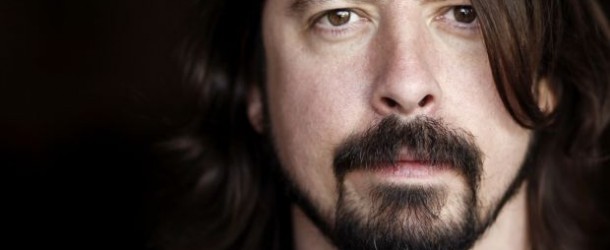 Piccole Grohl crescono: il leader dei Foo Fighters sul palco con le figlie