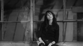 Il fascino discreto di Charlotte Gainsbourg: ecco il nuovo EP “Take 2”