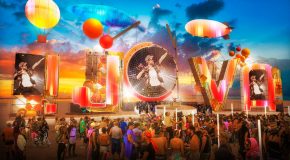È qui la festa: il carro di Jova a Viareggio