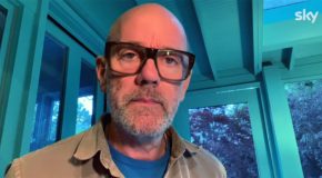 Michael Stipe: non c’è tempo migliore di adesso per amare